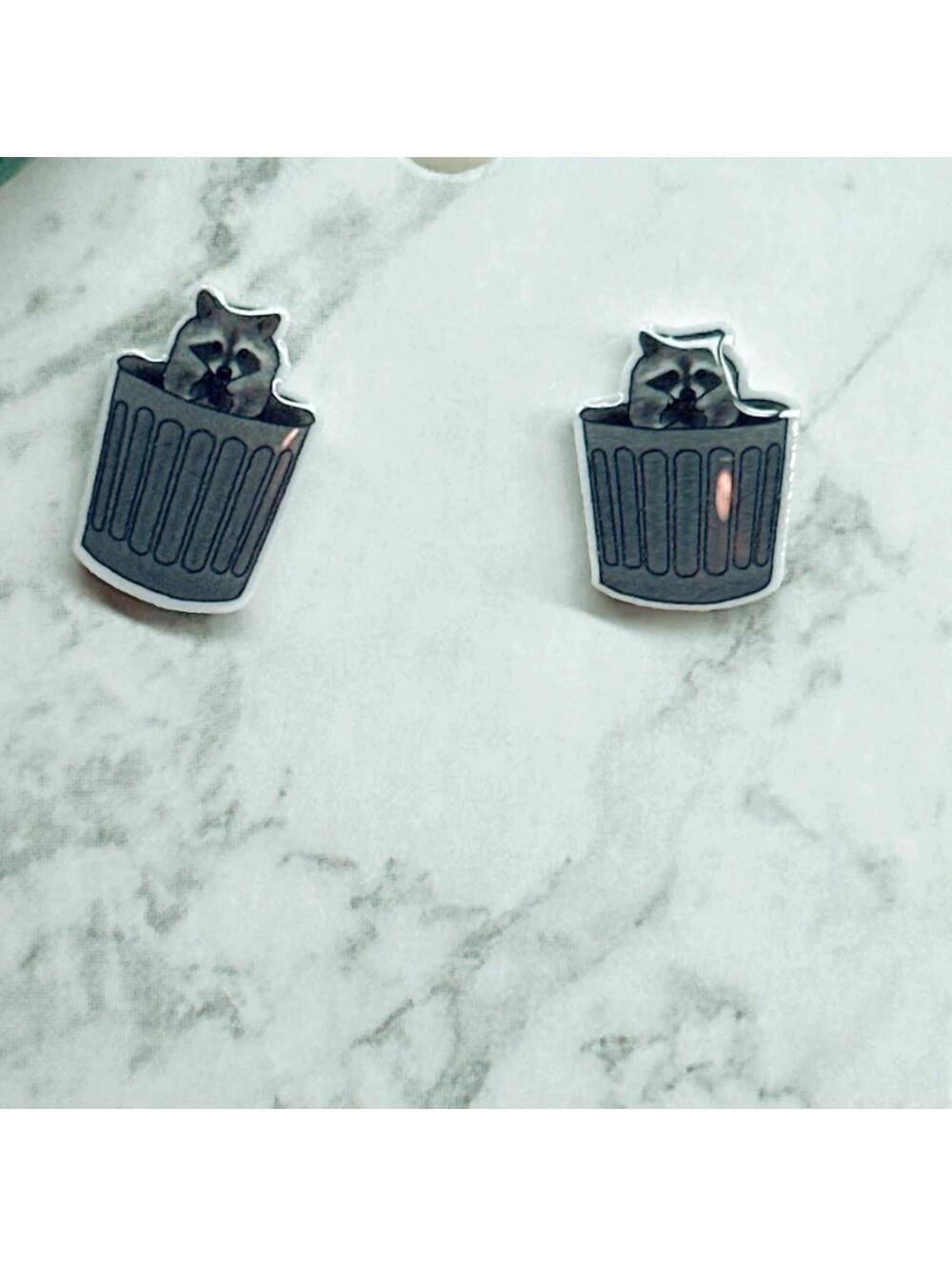 5229gc. Plastic Raccoon Studs